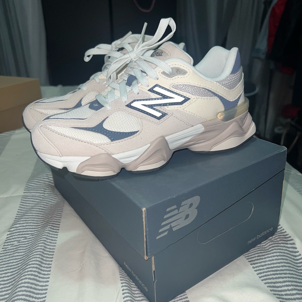 New Balance Women's Sneakers - Cream and Navy